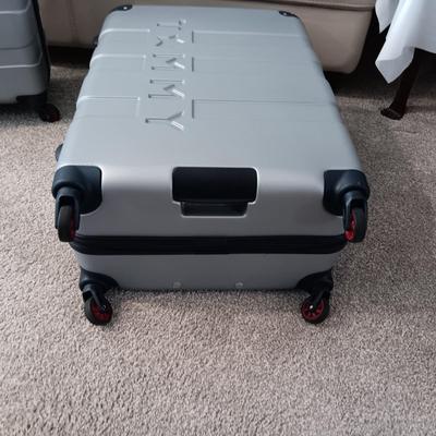 2 TOMMY HILFIGER SUITCASES BOTH ON 4 WHEELS