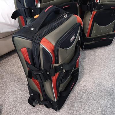 VERY NICE 3 PIECE "LUCAS" LUGGAGE SET ON 2 WHEELS