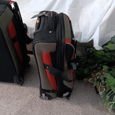 VERY NICE 3 PIECE "LUCAS" LUGGAGE SET ON 2 WHEELS