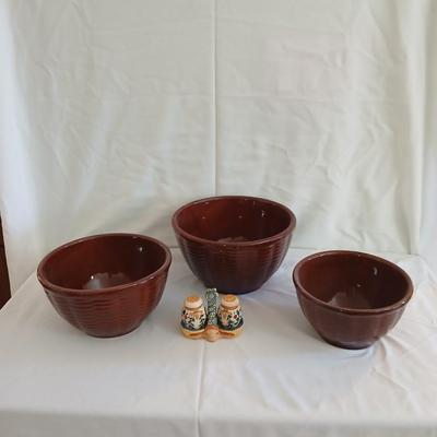 Lot Of 3 Vintage Watt Brown Nesting Mixing Bowls Oven Ware Basket Weave Pattern with Vintage Venetian Salt and Pepper Shakers Japan