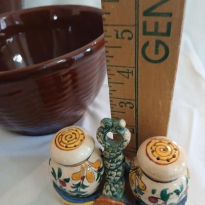 Lot Of 3 Vintage Watt Brown Nesting Mixing Bowls Oven Ware Basket Weave Pattern with Vintage Venetian Salt and Pepper Shakers Japan