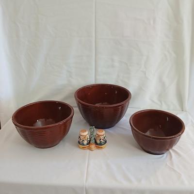 Lot Of 3 Vintage Watt Brown Nesting Mixing Bowls Oven Ware Basket Weave Pattern with Vintage Venetian Salt and Pepper Shakers Japan