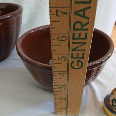 Lot Of 3 Vintage Watt Brown Nesting Mixing Bowls Oven Ware Basket Weave Pattern with Vintage Venetian Salt and Pepper Shakers Japan