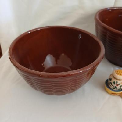 Lot Of 3 Vintage Watt Brown Nesting Mixing Bowls Oven Ware Basket Weave Pattern with Vintage Venetian Salt and Pepper Shakers Japan