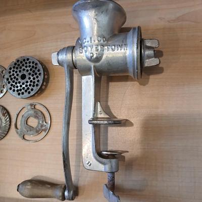 Vintage Keystone #20 Made in USA counter-mount meat grinder with attachments C.I.C.O. Boyertown PA.