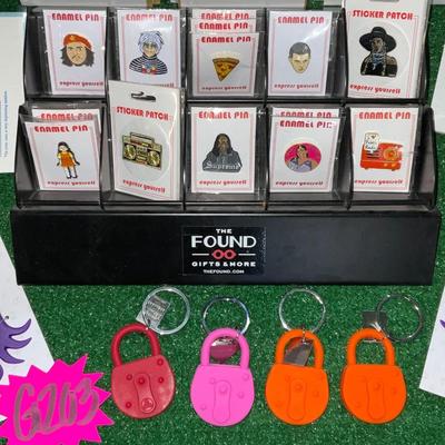 G203-Pins, metal display, cards, etc