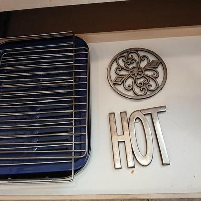 Nice Oneida roasting pan with racks two metal trivets and a broiler