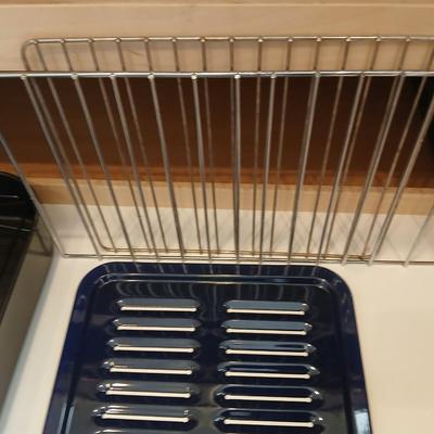 Nice Oneida roasting pan with racks two metal trivets and a broiler