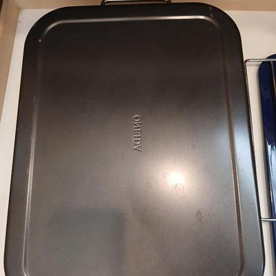 Nice Oneida roasting pan with racks two metal trivets and a broiler