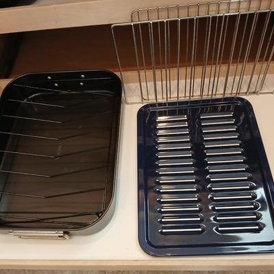 Nice Oneida roasting pan with racks two metal trivets and a broiler