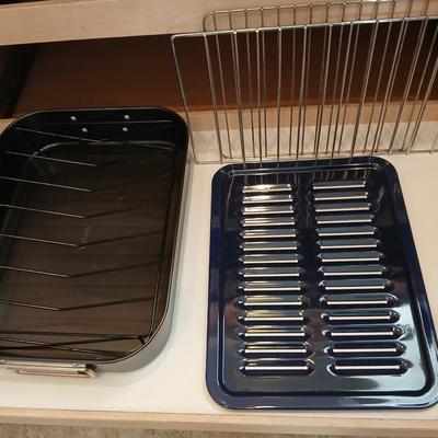 Nice Oneida roasting pan with racks two metal trivets and a broiler