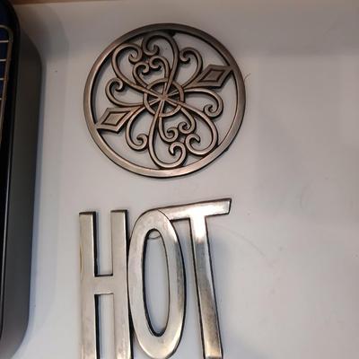 Nice Oneida roasting pan with racks two metal trivets and a broiler