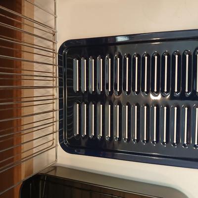 Nice Oneida roasting pan with racks two metal trivets and a broiler