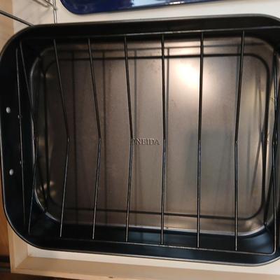 Nice Oneida roasting pan with racks two metal trivets and a broiler