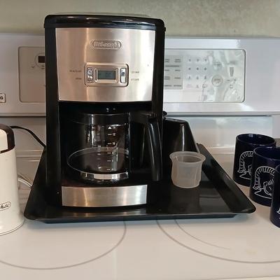 DeLonghi Programmable Automatic coffee maker with coffee bean grinder, large tray and 3 coffee mugs