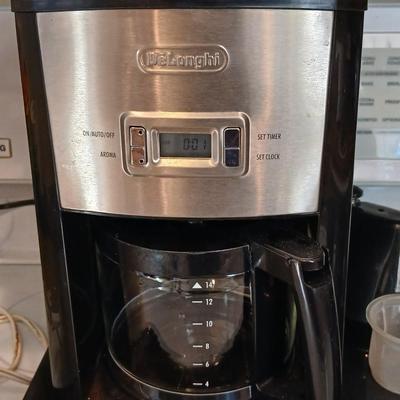 DeLonghi Programmable Automatic coffee maker with coffee bean grinder, large tray and 3 coffee mugs