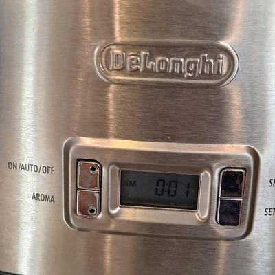 DeLonghi Programmable Automatic coffee maker with coffee bean grinder, large tray and 3 coffee mugs