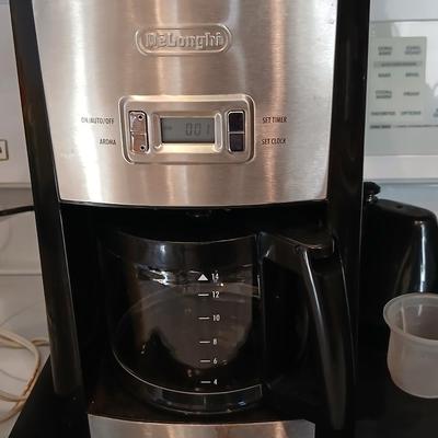 DeLonghi Programmable Automatic coffee maker with coffee bean grinder, large tray and 3 coffee mugs