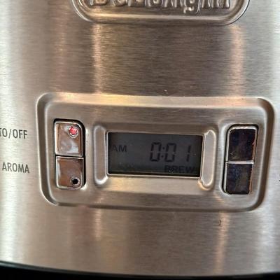 DeLonghi Programmable Automatic coffee maker with coffee bean grinder, large tray and 3 coffee mugs