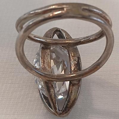 Sterling silver ring with stone in center - Art deco!