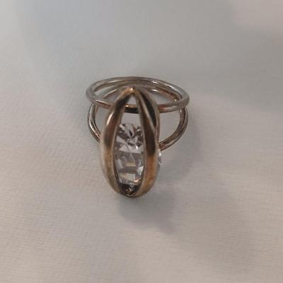 Sterling silver ring with stone in center - Art deco!