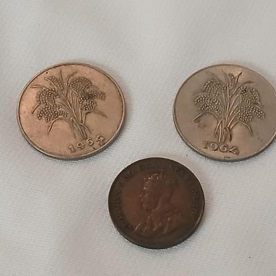 Two vintage 1964 Viet-nam Cong-Hoa coins and a 1921 Canadian penny.