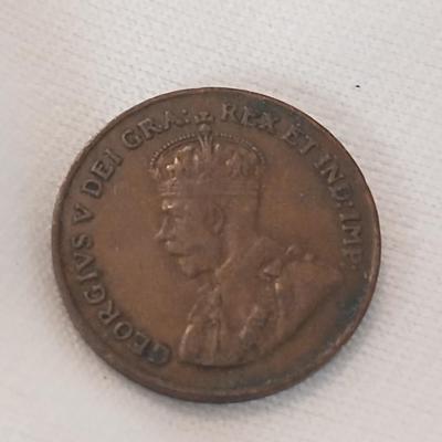 Two vintage 1964 Viet-nam Cong-Hoa coins and a 1921 Canadian penny.