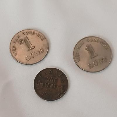 Two vintage 1964 Viet-nam Cong-Hoa coins and a 1921 Canadian penny.
