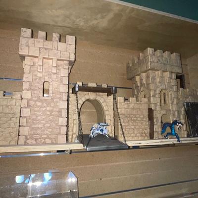 G242-Castle plus Figures