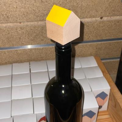 G287-Large Quantity of wine stoppers