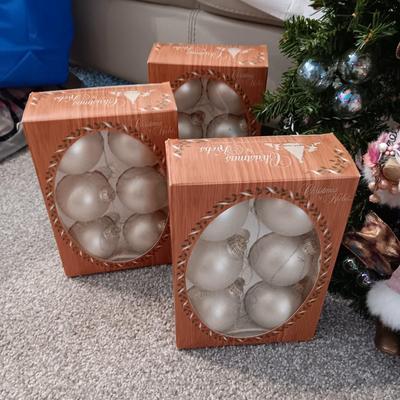 SANTA WREATH, TREE ORNAMENTS AND A CENTERPIECE