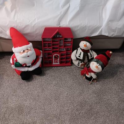3 PLUSH CHRISTMAS DECORATIONS AND A SHADOW BOX WITH 25 SECTIONS