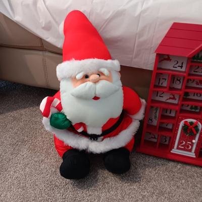 3 PLUSH CHRISTMAS DECORATIONS AND A SHADOW BOX WITH 25 SECTIONS