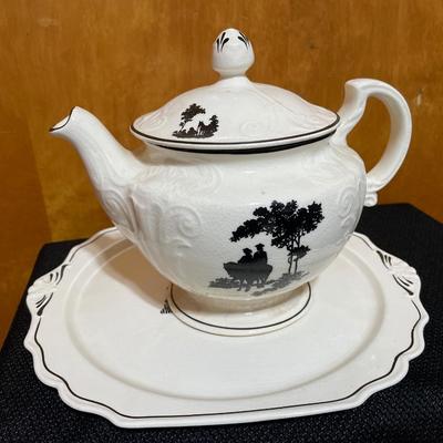 The Harper Pottery teapot and platter
