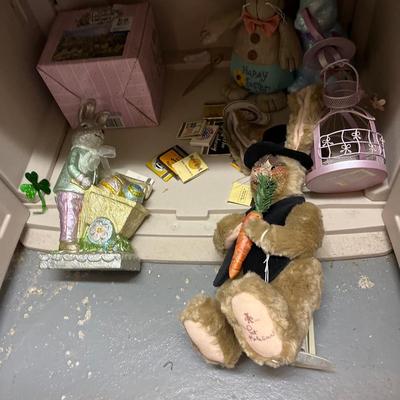 Decor lot (not including cabinet)