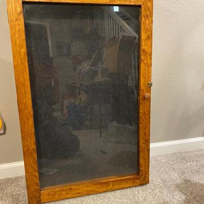 NICE TABLE TOP DISPLAY CASE WITH HASP FOR A LOCK