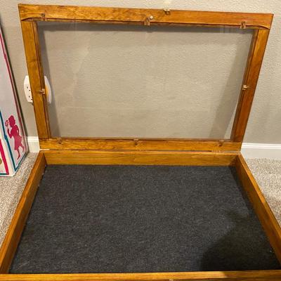 NICE TABLE TOP DISPLAY CASE WITH HASP FOR A LOCK