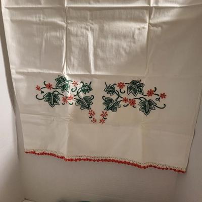 2 SETS OF HAND EMBROIDERED PILLOWCASES AND 2 VINTAGE APRONS