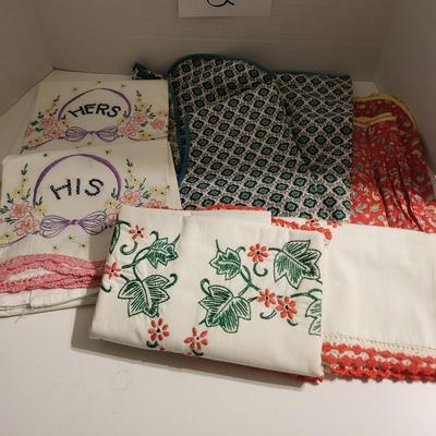 2 SETS OF HAND EMBROIDERED PILLOWCASES AND 2 VINTAGE APRONS