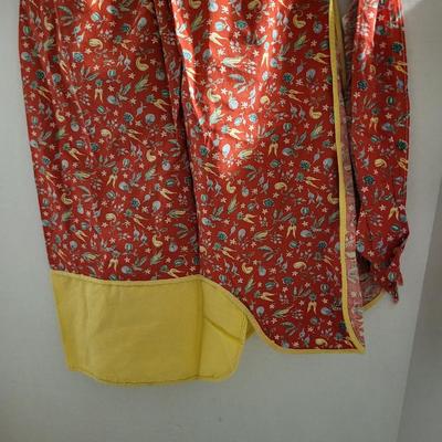 2 SETS OF HAND EMBROIDERED PILLOWCASES AND 2 VINTAGE APRONS
