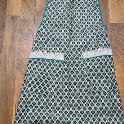 2 SETS OF HAND EMBROIDERED PILLOWCASES AND 2 VINTAGE APRONS