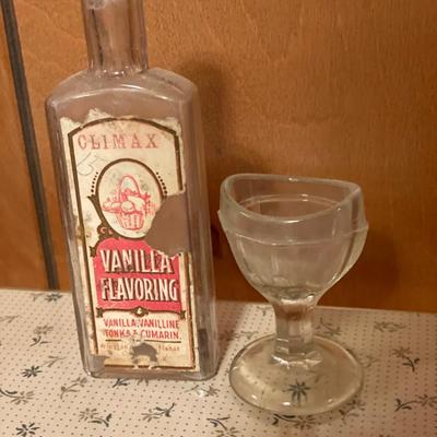 Vanilla bottle with eye wash cup