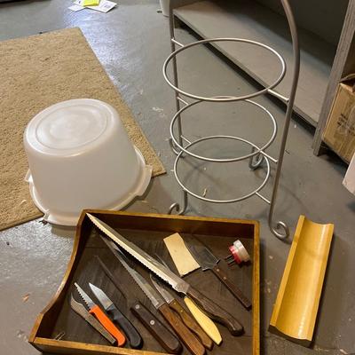 Plate holder, knives and cake plate