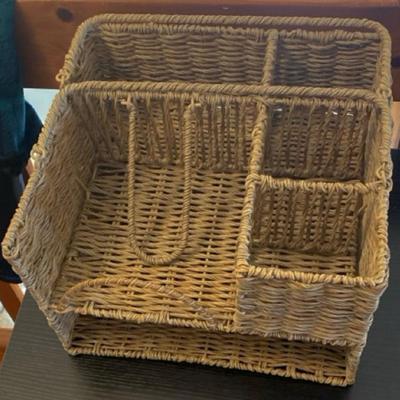 Sturdy, metal frame picnic organizer