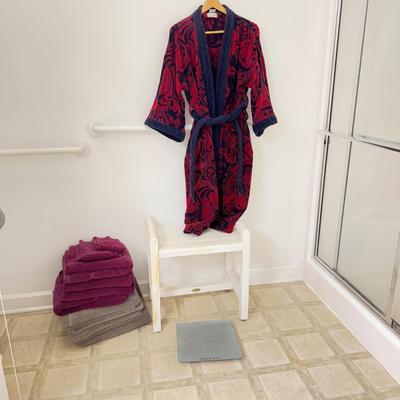 1257 Wooden Bath Bench with Towels, Scale, Robe