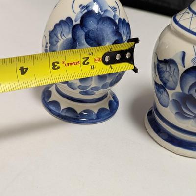 Blue & White Porcelain Vase & Egg (DR)