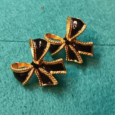 BLACK AND GOLD-TONE COSTUME JEWELRY