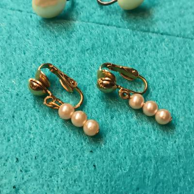 FAUX PEARLS AND GOLD-TONE COSTUME JEWELRY