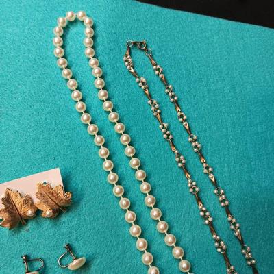 FAUX PEARLS AND GOLD-TONE COSTUME JEWELRY