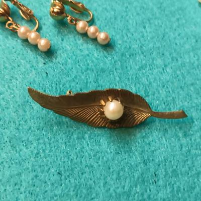 FAUX PEARLS AND GOLD-TONE COSTUME JEWELRY